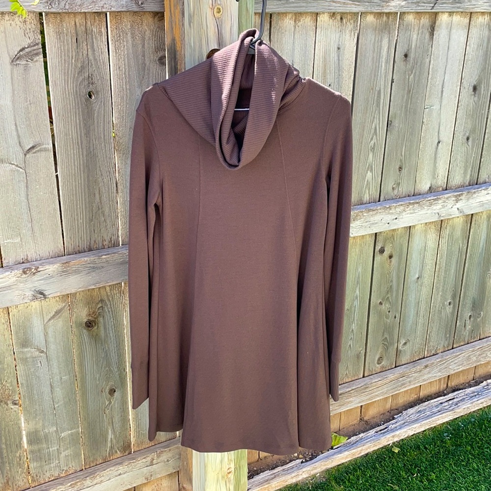 Cute & comfy CAbi dress! Great thumbhole detail